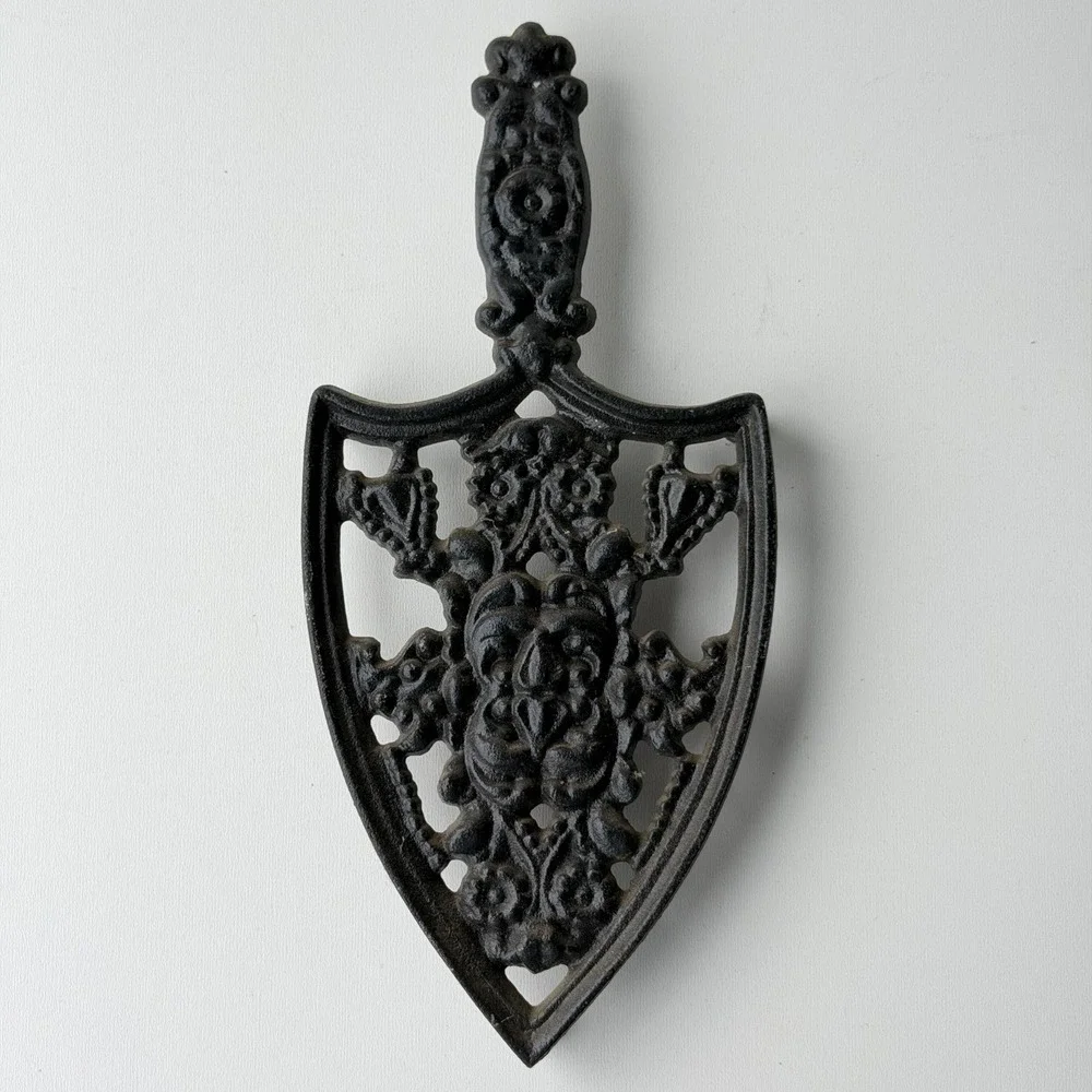Vintage‎ Cast Iron Trivet Ornate Crest Shield Floral Scroll French Old World